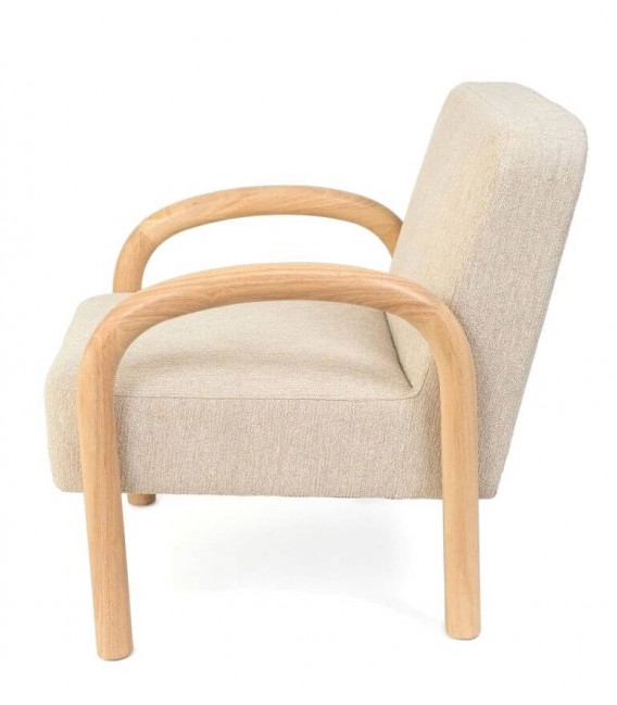 Butaca nórdica con estructura de madera y tapizado en chenilla beige.2