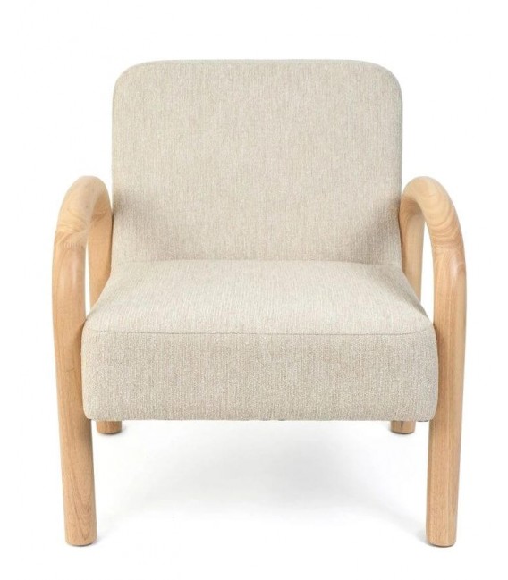 Butaca nórdica con estructura de madera y tapizado en chenilla beige.1