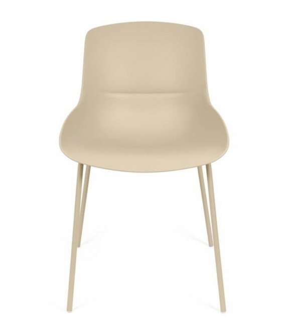 Silla nórdica beige de polipropileno y metal, cómoda y ligera.1