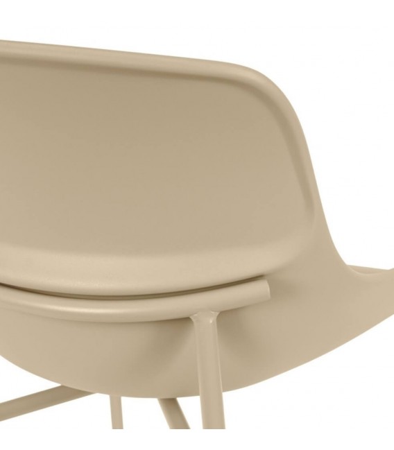 Silla nórdica beige de polipropileno y metal, cómoda y ligera.6