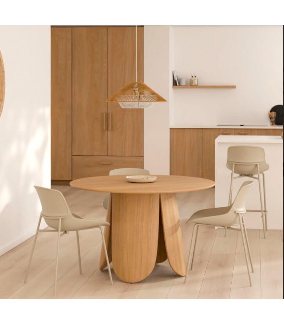 Silla nórdica beige de polipropileno y metal, cómoda y ligera.