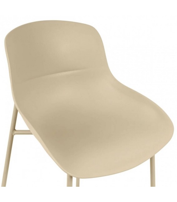 Taburete bajo nórdico en polipropileno beige y patas de metal.5