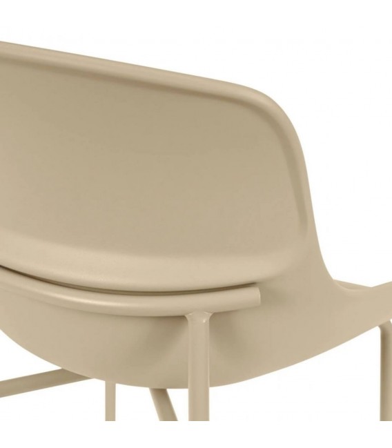 Taburete bajo nórdico en polipropileno beige y patas de metal.6