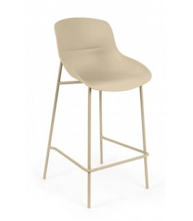 Taburete bajo nórdico en polipropileno beige y patas de metal.