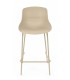 Taburete bajo nórdico en polipropileno beige y patas de metal.1