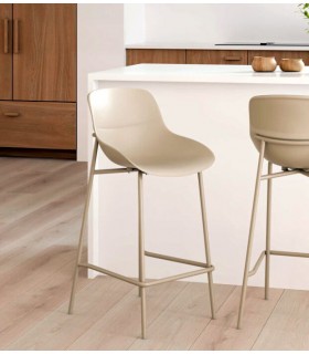 Taburete bajo nórdico en polipropileno beige y patas de metal. Mdmhogar