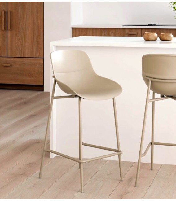 Taburete bajo nórdico en polipropileno beige y patas de metal. Mdmhogar