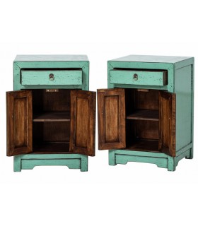 Mesitas orientales inseparables con lacado verde tiradores metálicos.