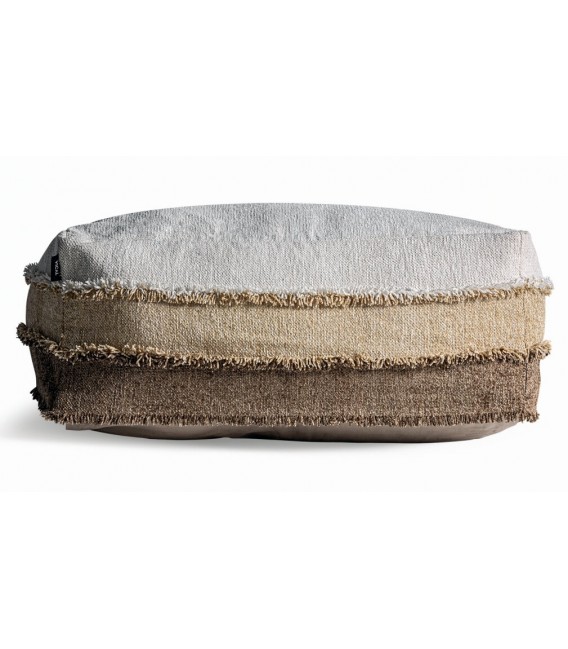 Puf desenfundable con flecos en tonos crudo, beige y marrón.