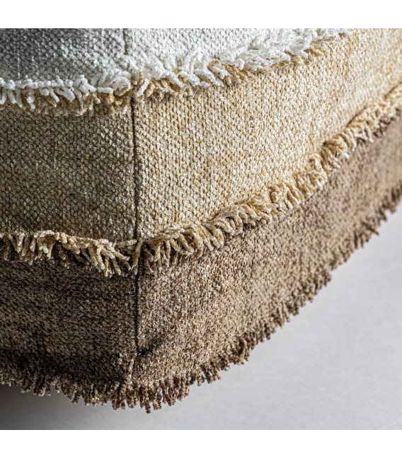 Puf desenfundable con flecos en tonos crudo, beige y marrón.1