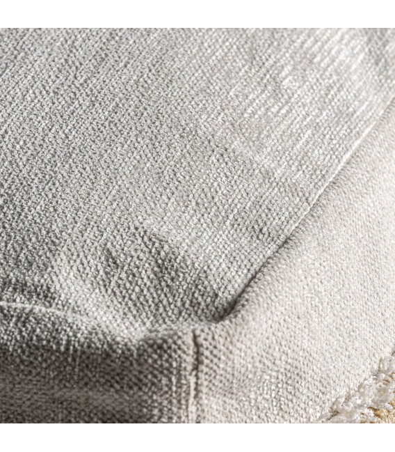 Puf desenfundable con flecos en tonos crudo, beige y marrón.2