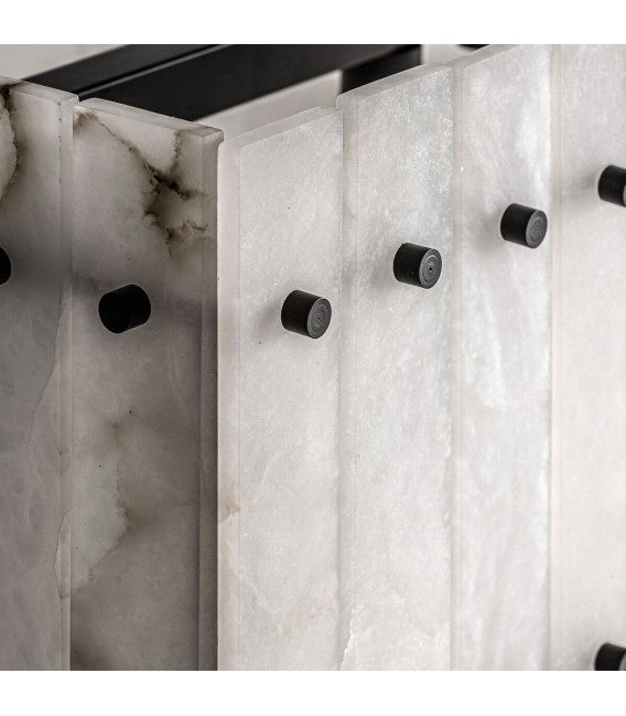 Lámpara de techo rectangular de mármol blanco y metal negro mate.3