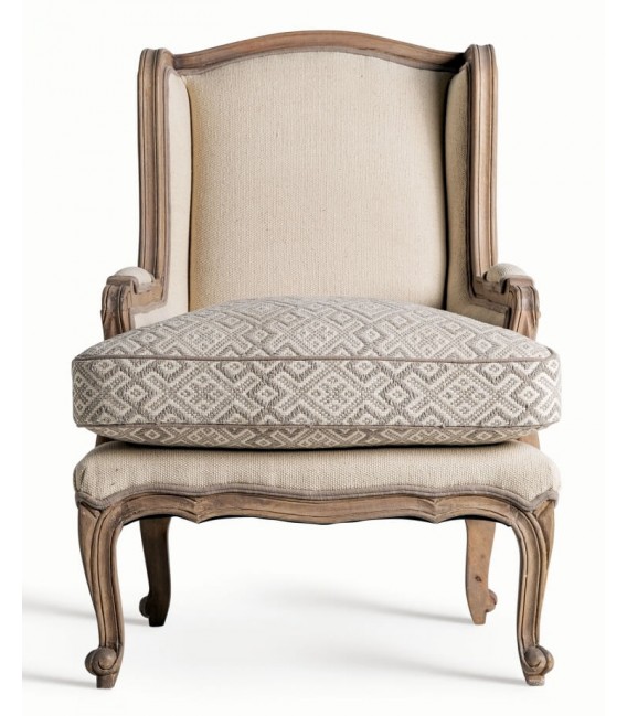 Sillón de orejas clásico con textil beige y estructura de madera.1