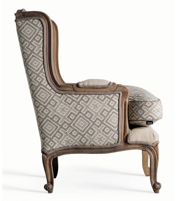 Sillón de orejas clásico con textil beige y estructura de madera.2