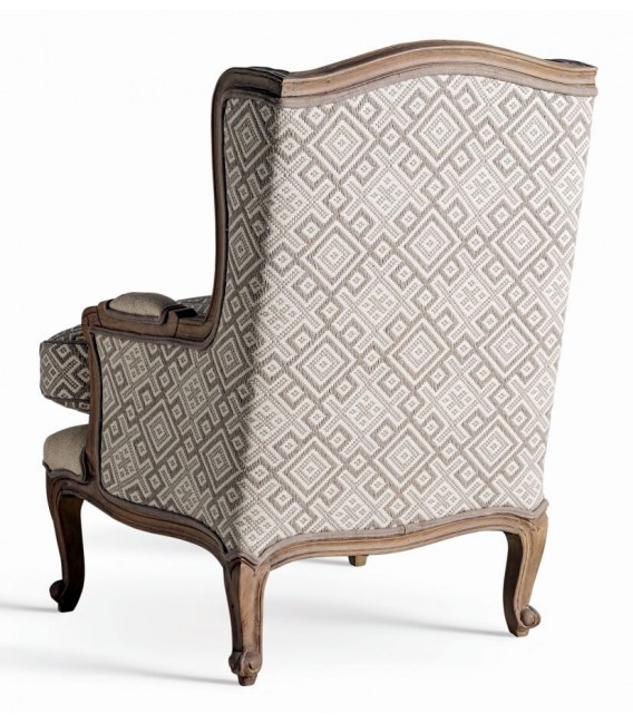 Sillón de orejas clásico con textil beige y estructura de madera.3