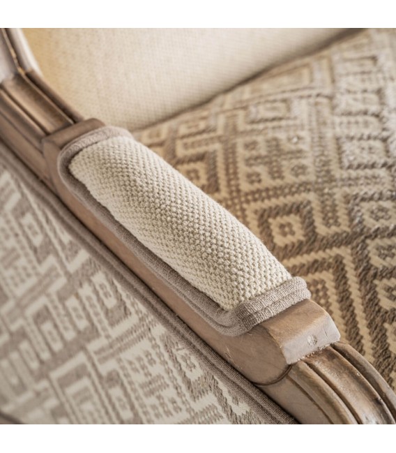 Sillón de orejas clásico con textil beige y estructura de madera.4