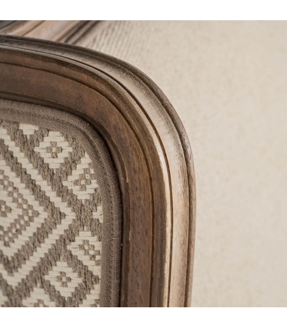 Sillón de orejas clásico con textil beige y estructura de madera.6