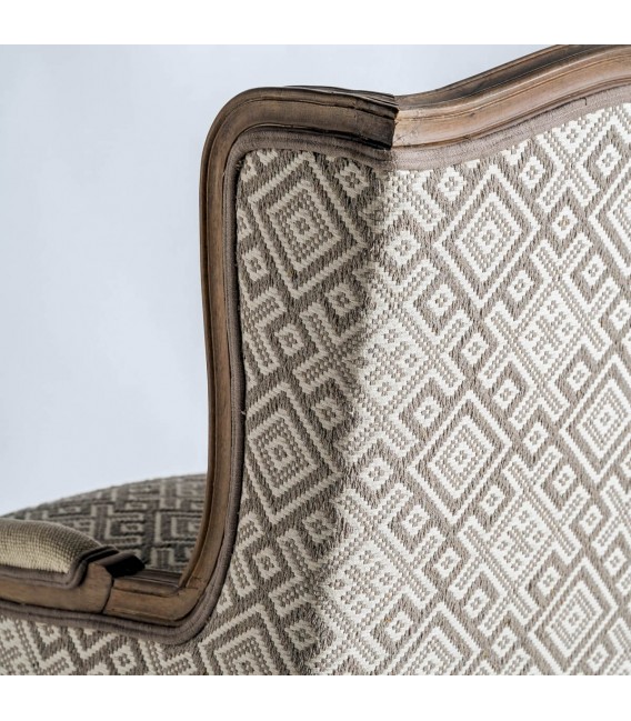 Sillón de orejas clásico con textil beige y estructura de madera.7