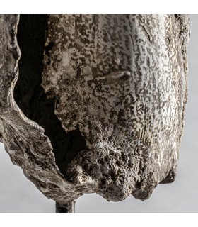 Figura decorativa escultórica alta en resina y metal envejecido.