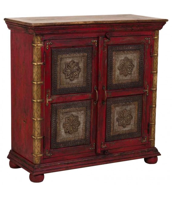 Taquillón clásico rojo con puertas decoradas en metal oro viejo. Mdmhogar