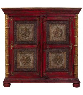 Taquillón clásico rojo con puertas decoradas en metal oro viejo.