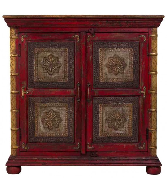 Taquillón clásico rojo con puertas decoradas en metal oro viejo.