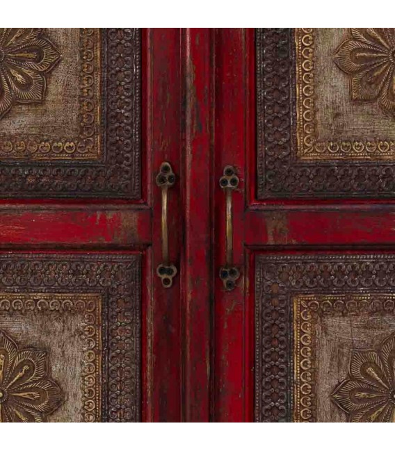 Taquillón clásico rojo con puertas decoradas en metal oro viejo.4