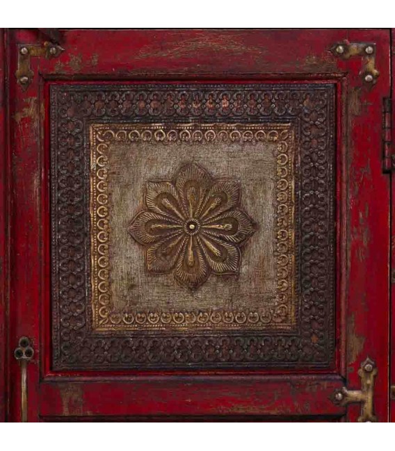 Taquillón clásico rojo con puertas decoradas en metal oro viejo.5