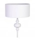 Lámpara de pie blanca con pantalla textil y base metálica elegante. 
1