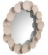 Espejo decorativo redondo con marco de metal texturizado beige.