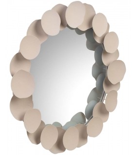 Espejo decorativo redondo con marco de metal texturizado beige.