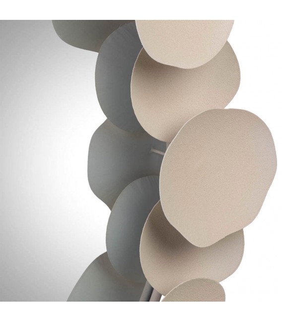 Espejo decorativo redondo con marco de metal texturizado beige. 1