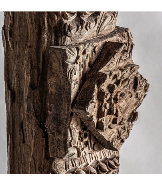 Figura XXL decorativa de madera tallada natural y base de hierro.