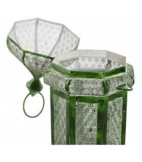 Set 2 faroles étnicos verdes en metal repujado con interior blanco.