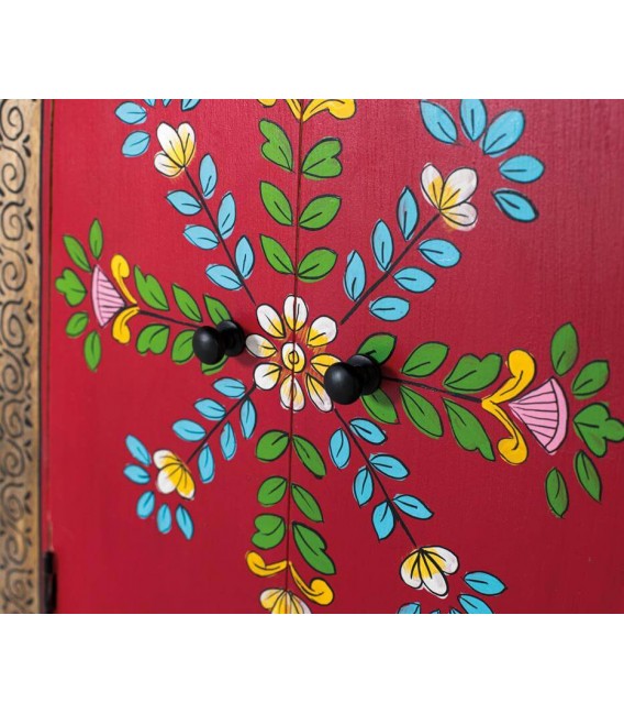 Armario bajo étnico en madera lacada roja con flores pintadas a mano.3