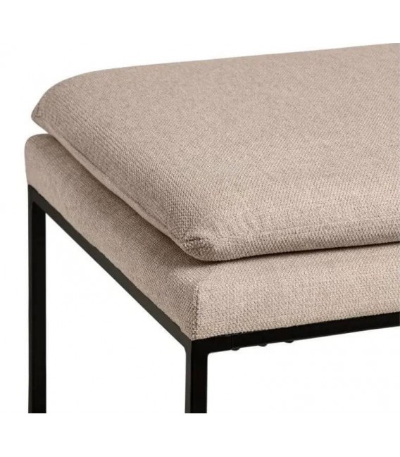 Banco beige con estructura negra ideal como pie de cama o auxiliar. 1