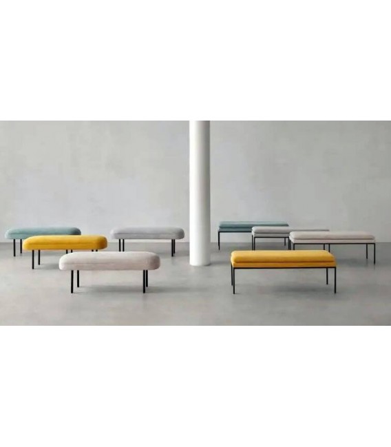 Banco beige con estructura negra ideal como pie de cama o auxiliar. 3