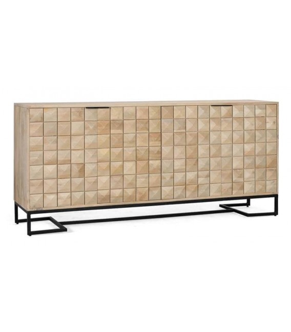 Aparador boho de madera natural tallada y base metálica negra.