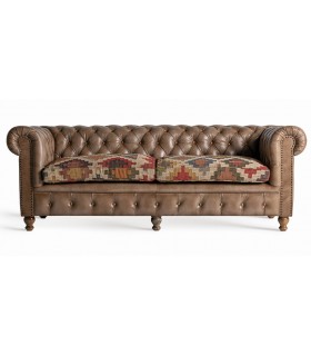 Sofá Chester 3 plazas piel camel asiento kilim tejido artesanalmente.