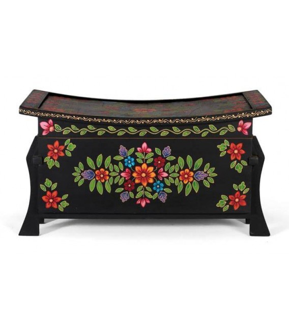 Baúl étnico de mango negro decorado con flores pintadas a mano.
