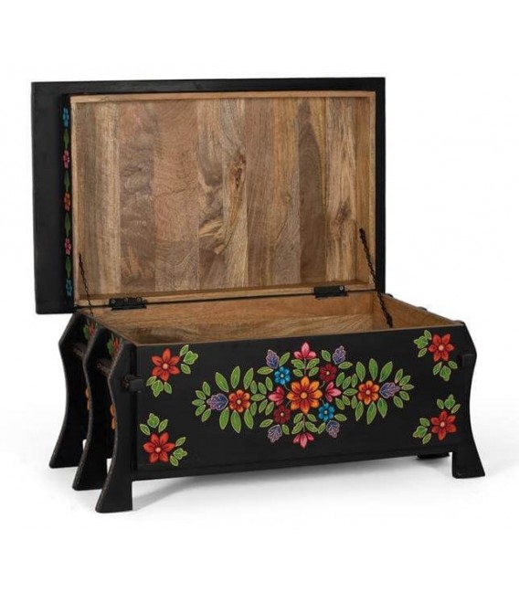 Baúl étnico de mango negro decorado con flores pintadas a mano. 1
