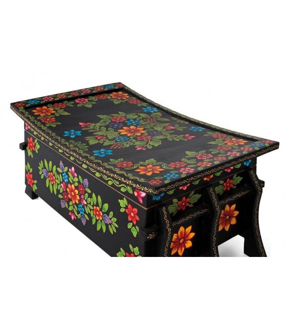 Baúl étnico de mango negro decorado con flores pintadas a mano. 2
