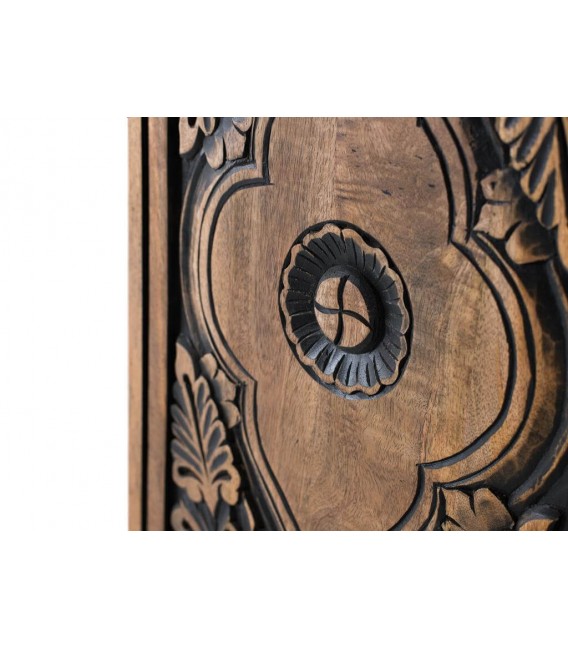Armario alacena de mango tallado con acabado natural y negro. 3