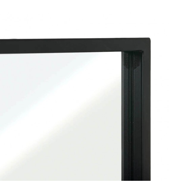 Espejo rectangular alto de metal negro con diseño industrial sobrio. 1