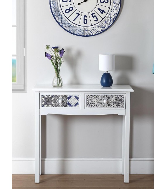 Consola blanca con cajones decorados con azulejos en azul y negro. Mdmhogar
