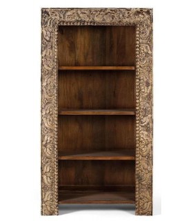 Estantería alta de mango tallado con frente decapado en crema.