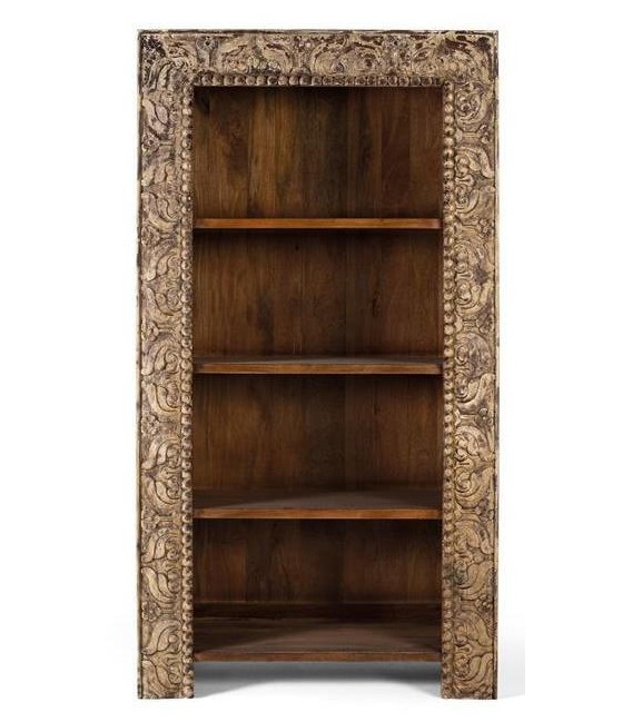 Estantería alta de mango tallado con frente decapado en crema.