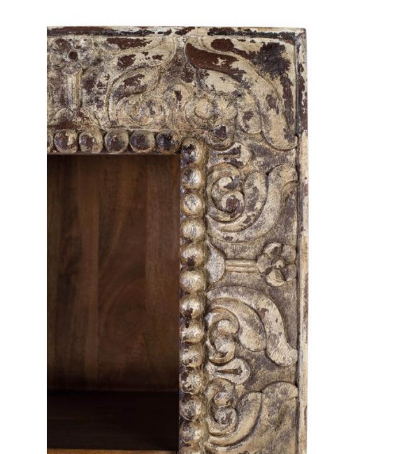 Estantería alta de mango tallado con frente decapado en crema. 1