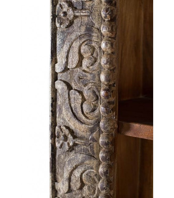 Estantería alta de mango tallado con frente decapado en crema. 2