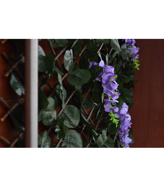 Celosía exterior extensible con hiedra y flores lila decorativas.